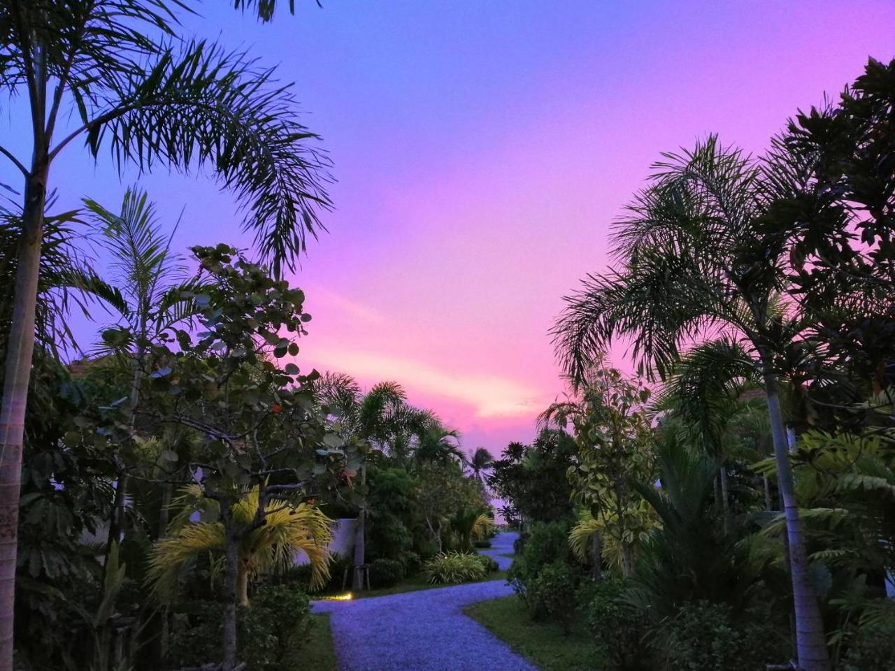 Tungtong Beach Villas Thap Sakae Exterior photo